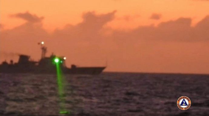 中国政府「海警船はフィリピン船員にレーザー照射していない」と反論！