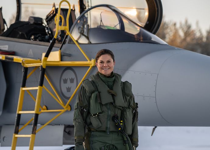 スウェーデンのヴィクトリア皇太子妃がJAS-39グリペン多用途戦闘機に搭乗！