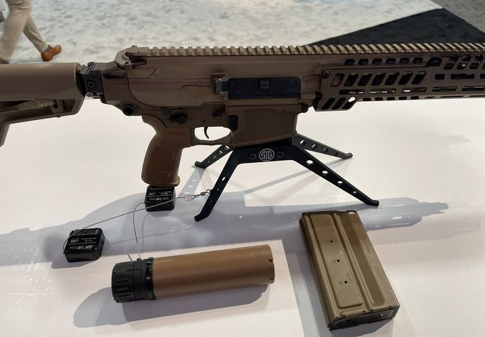 XM7アサルトライフルのマガジンはテストではランサー製半透明だったが軍の要請でスチールに！