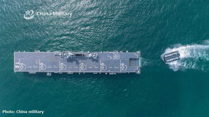 中国海軍揚陸艦群が実戦的な海上訓練を実施…水陸両用攻撃部隊を迅速に対岸に上陸！