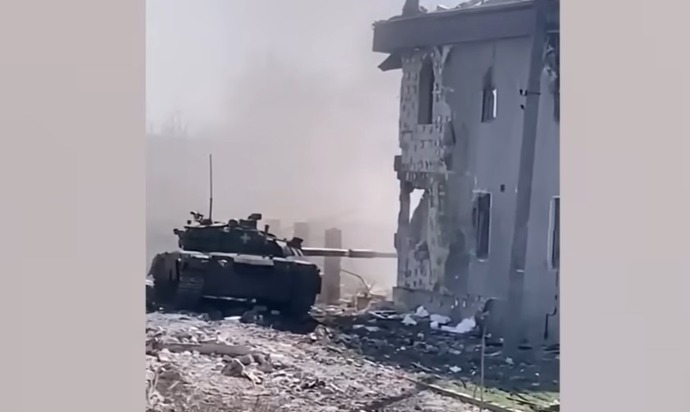 ウクライナ軍第93機械化旅団のT-80U戦車がバフムトでワグネル傭兵と交戦中！