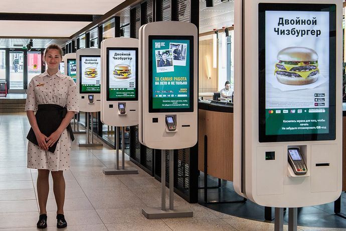 マック後継店に「ハローキティ」、SNSにピンク色バーガー投稿！