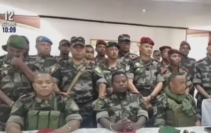 アフリカの島国でクーデター、大統領が国外逃亡…反政府デモに軍が同調！
