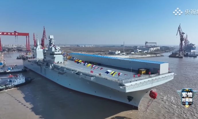 世界初のドローン発射装置を搭載した4万トン級揚陸艦「四川」、第6世代戦闘機…先端武器を誇示！