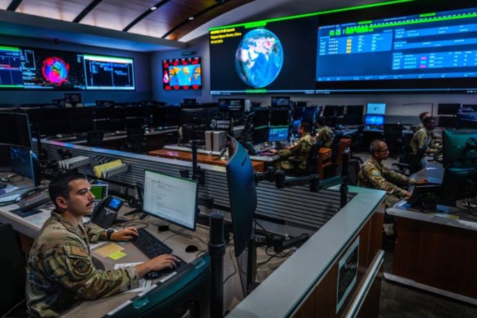 ヴァンデンバーグ米宇宙軍基地の統合宇宙作戦センター…24時間365日体制で監視！