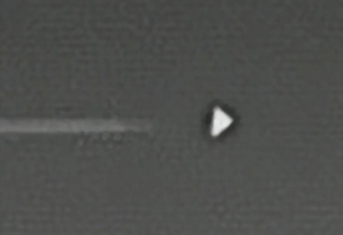 空飛ぶ「ドリトス」または「ドンタコス」？…エリア51で謎の飛行物体を目撃！