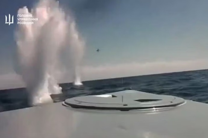 ロシア軍ヘリの機銃掃射を回避し標的の艦船に突撃、ウクライナ軍の水上ドローン攻撃に黒海艦隊「なす術なし」！