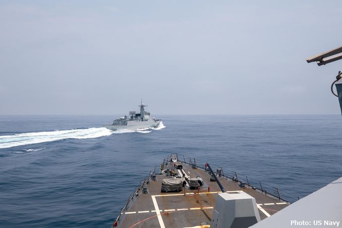 米海軍、台湾海峡通過中に米駆逐艦の前方を横切る中国海軍052D型駆逐艦の写真を公開！
