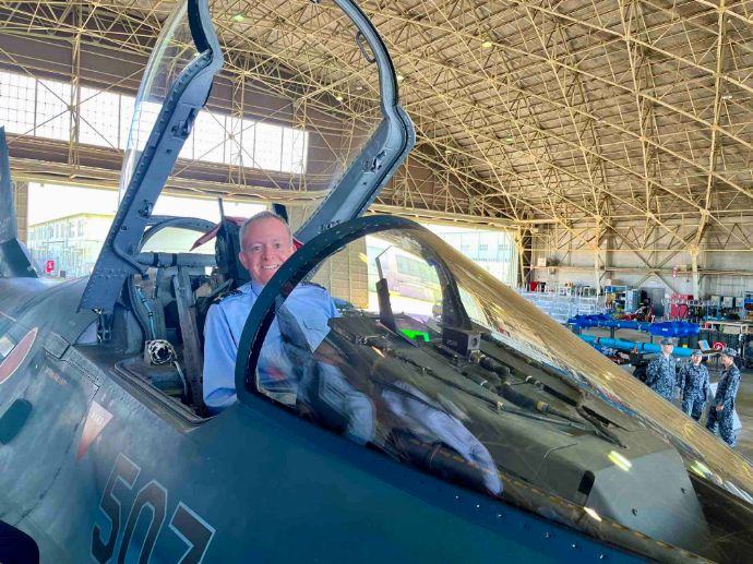 訪日中のナイトン英空軍参謀長が空自百里基地を訪問…F-2戦闘機などを視察！