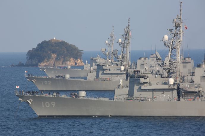 海自第4護衛隊群の各艦が、錨を巻き上げ一斉に出港！