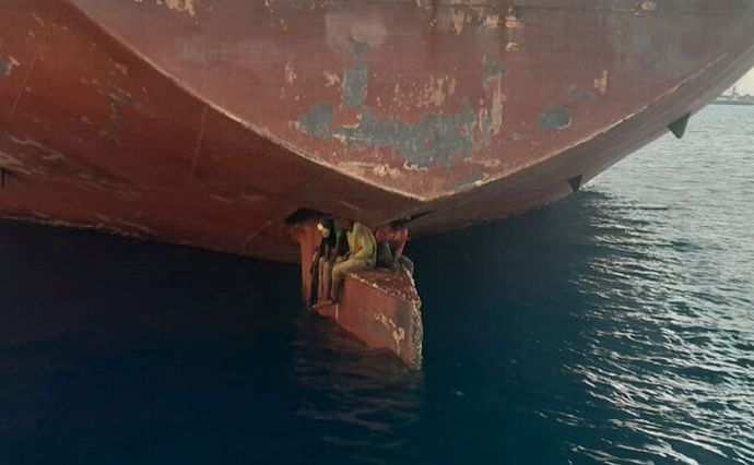 タンカー底部の舵の上で11日間航海、ナイジェリアからの密航者3人を発見…スペイン沿岸警備隊！