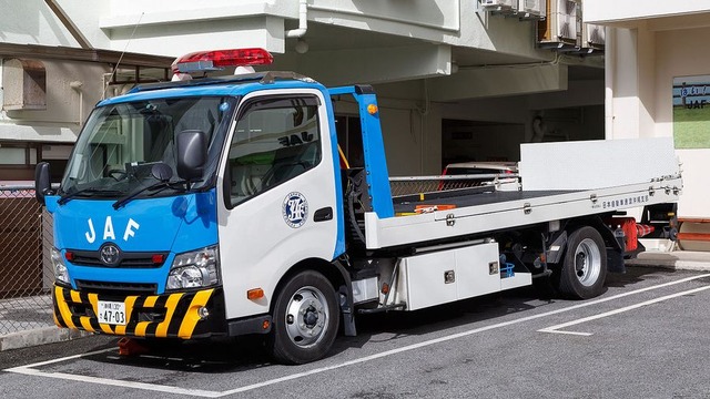 1280px-Naha_Okinawa_Japan_JAF-Towing-car-01