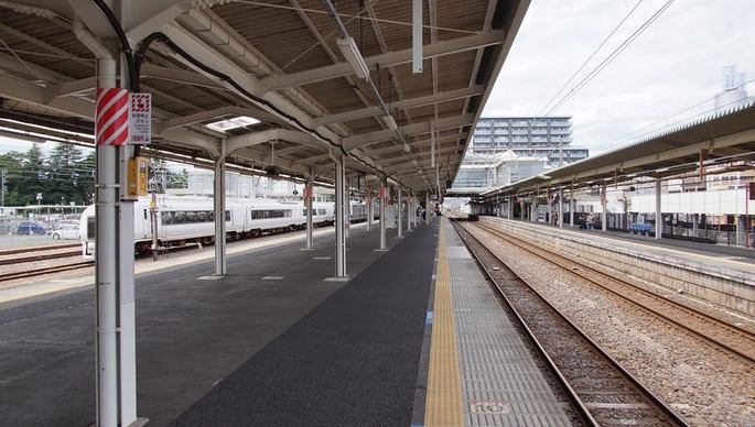 1920px-Katsuta_Station_platforms_20170603