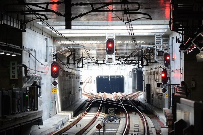 1280px-Hazawa_yokohama-kokudai_station_for_tokyo