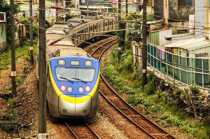 train-4838091_1280