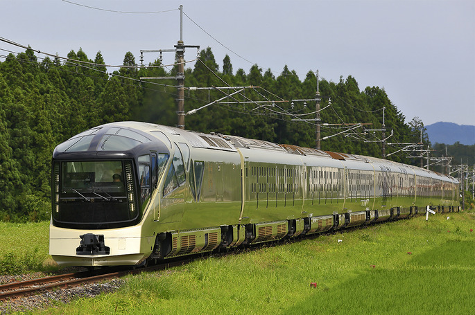 JR_East_E001_series_Train_Suite_Shiki-shima_20170619
