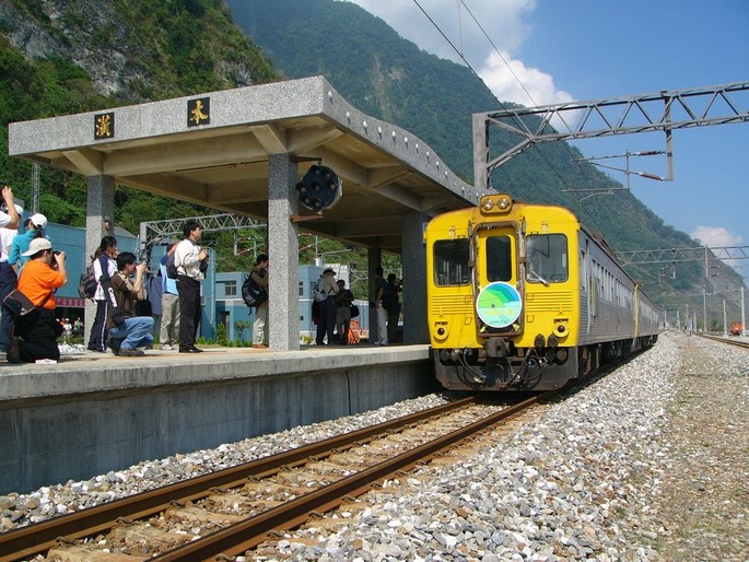 A_group_of_railfans_are_taking_photos_of_train-P1010738