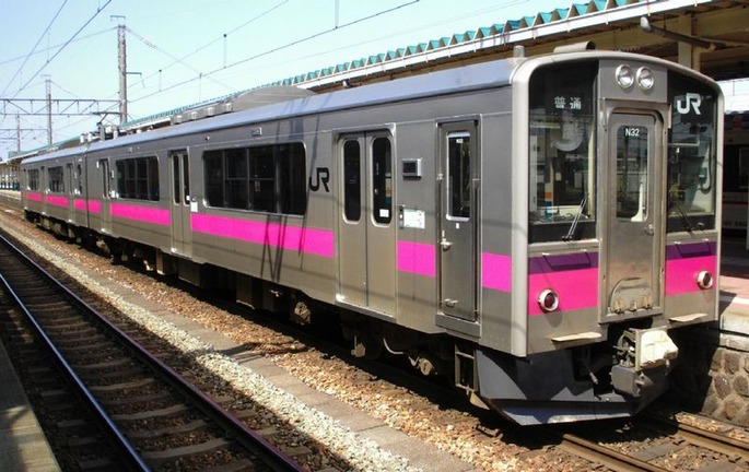 JR-E701_Akita_color_N32_at_Sakata_Station_20070406