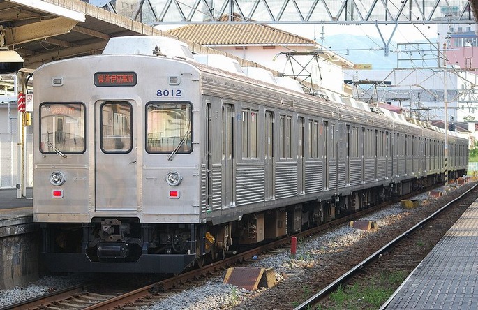 1920px-Izukyu_8000_kei_TA-2+TB-2