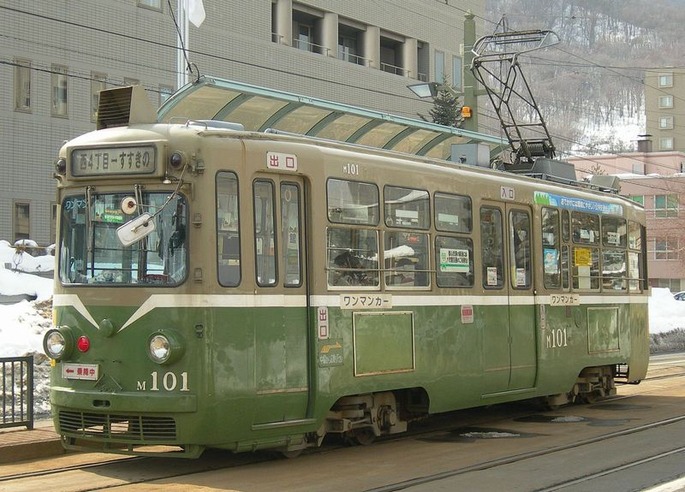 1280px-Sapporo_streetcar_M101