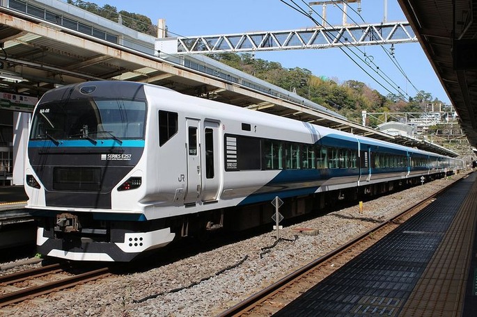 1280px-JR_East_E257-2000_NA-08_Atami_Odoriko_20200321