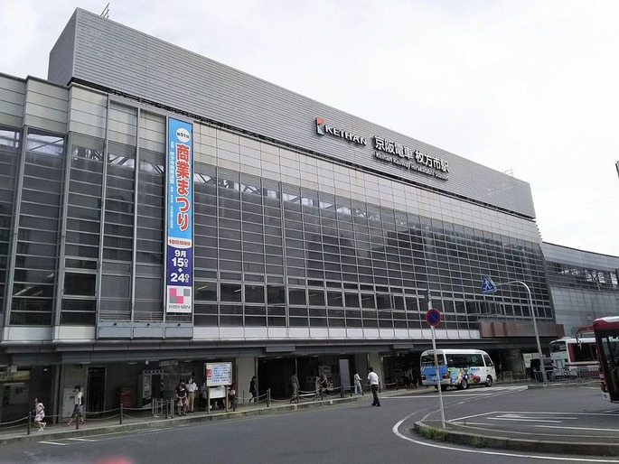Hirakatashi_sta._North_building