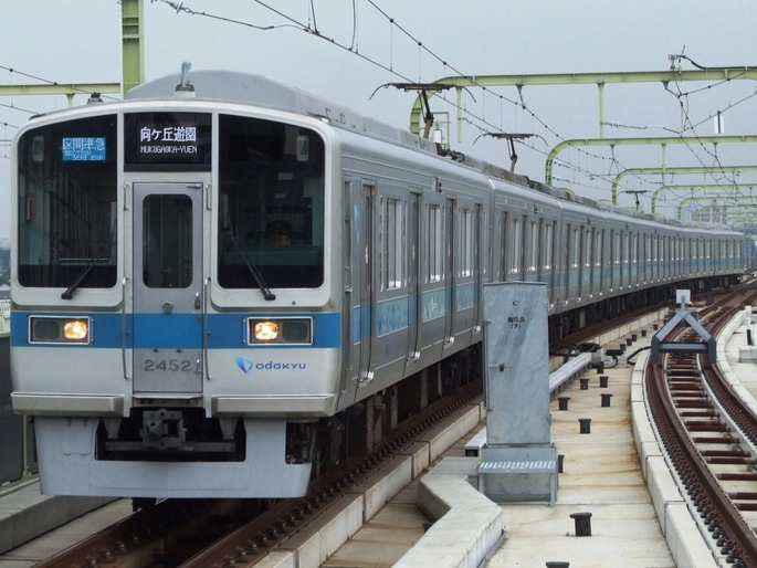 Series_2000_Full_Color_LED_of_Odakyu_Electric_Railway