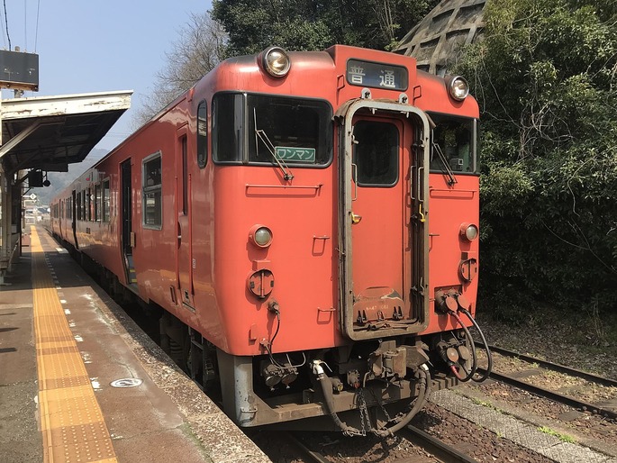 1280px-Train_for_Hiroshima_Station_at_Shiwaguchi_Station