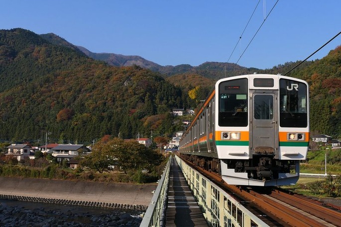 1920px-Agatsuma-Line-Series211-A57