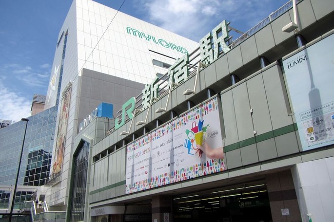 JR新宿駅南口_-_panoramio