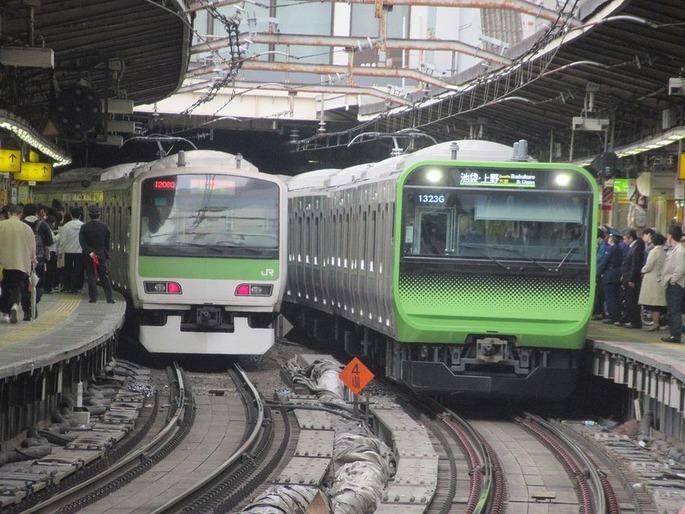 1280px-Yamanoteline_new_and_old_@shinjuku