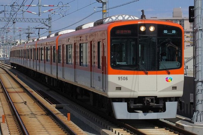 Hanshin_9506_at_Nishi-shimmachi_station