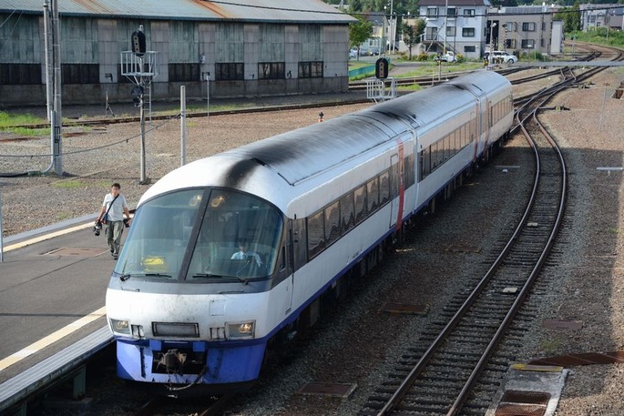 Limited_Express_Nupuri_at_Kutchan_Station_20130813