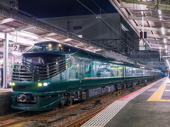 1280px-Twilight_Express_Mizukaze_Hiroshima_Station_201707012