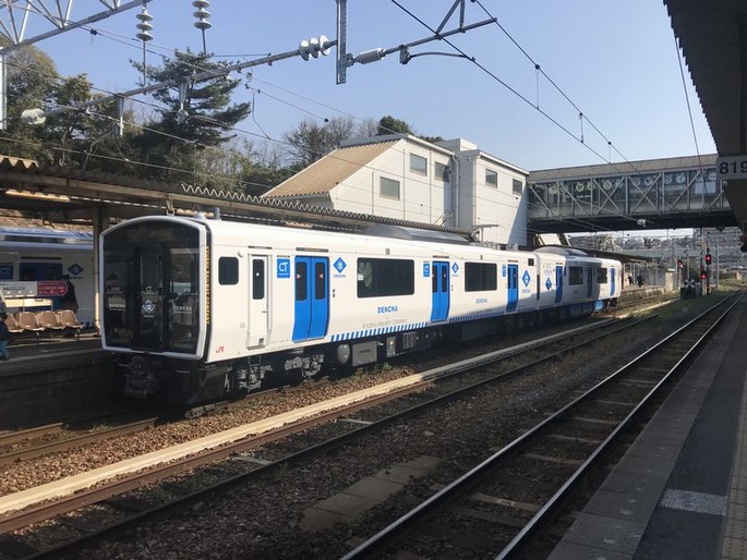 Train_of_Kashii_Line_at_Kashii_Station_9