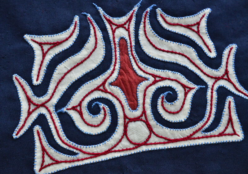 初心者のアイヌ刺繍】アイヌ刺繍らしい(？)色で : メガネどんぶり。