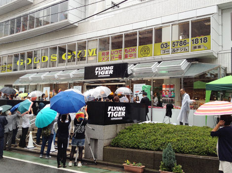 Cosmetty コスメッティ 雨でも長蛇の列で大盛況 フライング タイガー 表参道店オープン