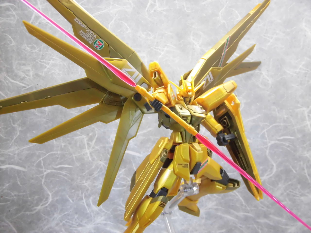 バンダイ HGCE フリーダムガンダム「ゴールドインジェクション