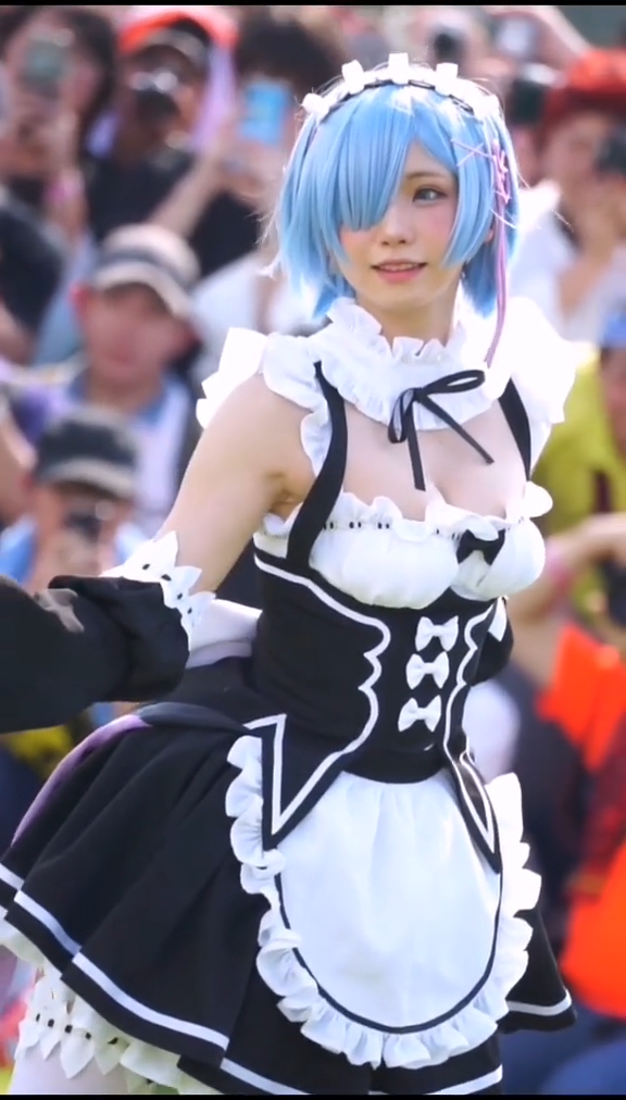 レムのコスプレの人気を知りたい場合は 彼女の後ろにいる写真家を見てください Cosplaytownsコスプレ衣装 レムのコスプレの人気を知りたい場合は 彼女の後ろにいる写真家を見てください Cosplaytownsコスプレ衣装