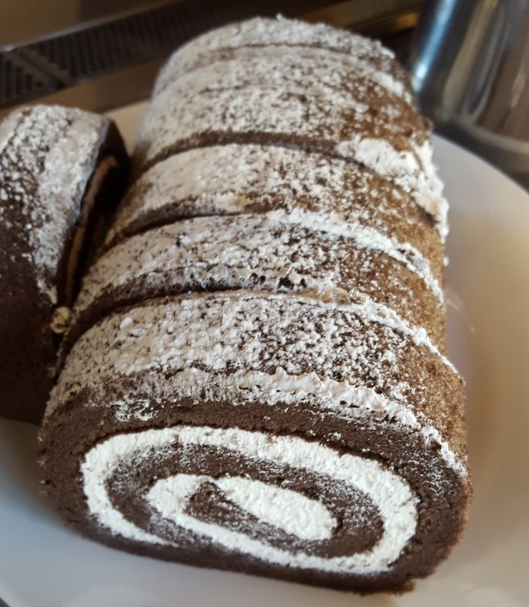 ロールケーキは美味しくて量が多いからダイエット中の人は多カロリー摂取に注意しよう コストコ通がメルマガ新商品をひたすらレビューするブログ