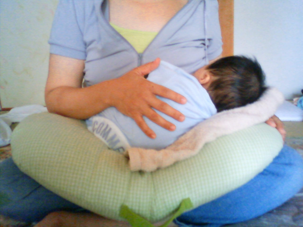授乳姿勢 1カ月児の写真で参考に 小樽市 妊娠 出産 産後 子育て応援 Cotobuki s Room 授乳姿勢 1カ月児の写真で参考に 小樽市 妊娠 出産 産後 子育て応援 Cotobuki s Room