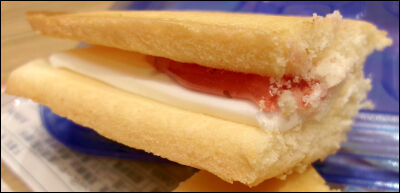 ヤマザキ　苺チョコクッキーサンド (23)圧縮