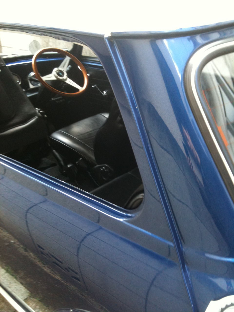 ミニクーパーのリアクォーターガラスを開閉式に交換 ミニとコーヒーのおいしい話 それってカフェレーサー