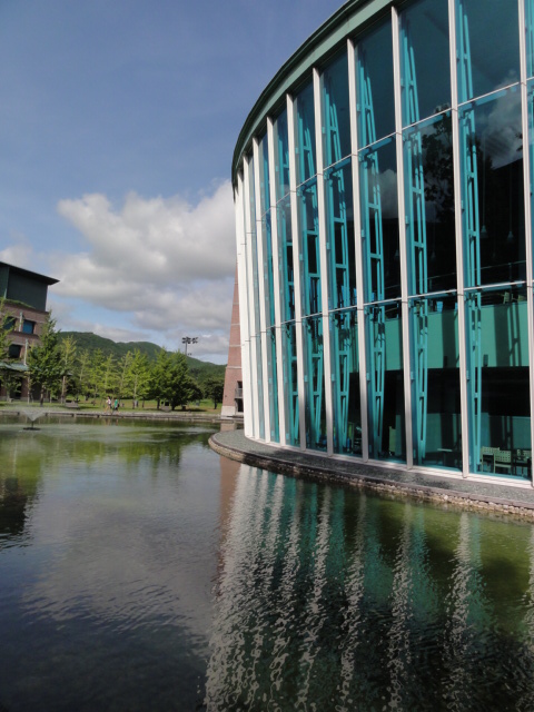 高知工科大学の図書館 有機無農薬栽培茶 国友農園