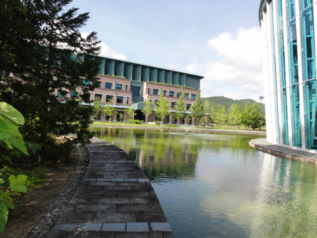 高知工科大学の図書館 有機無農薬栽培茶 国友農園