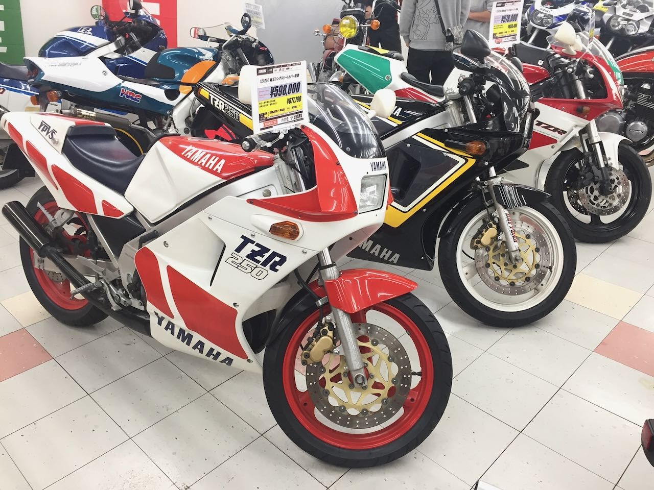 遂に出た！YAMAHA TZR250（1KT）のプラモデル : アコードワゴンと