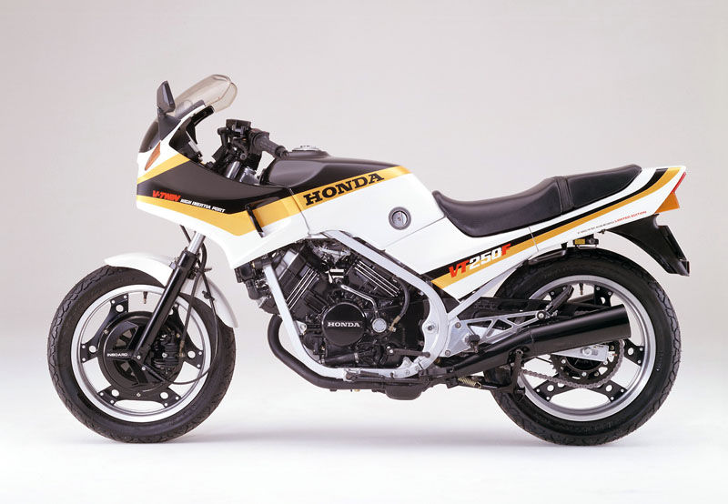 あのHonda VTがハーフカウル付で帰ってくる？ : アコードワゴン