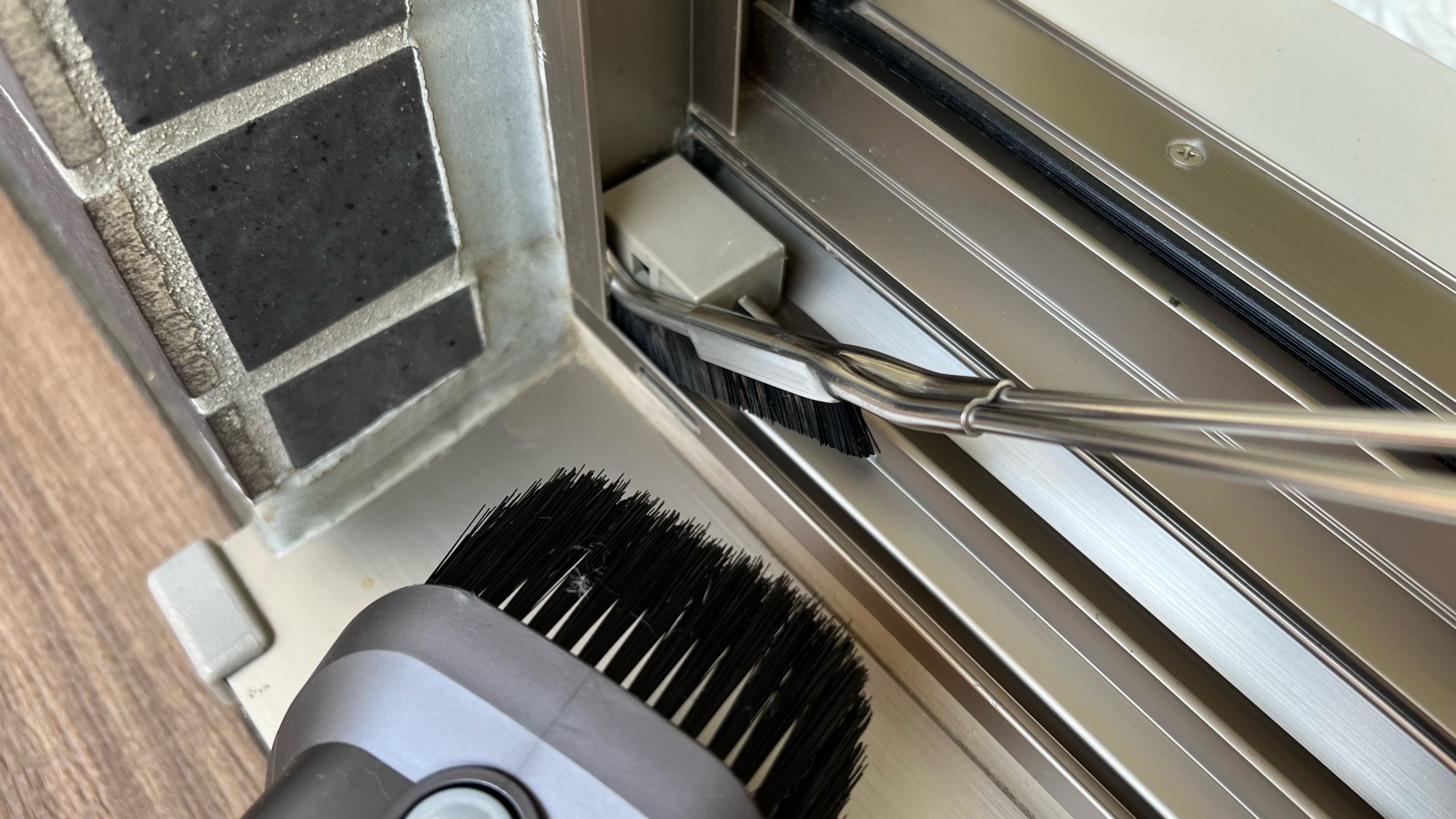 見た目が同じJ型ブラシのお値段の差＆手間なくサッシをきれいに : *LittleHome* Powered by ライブドアブログ