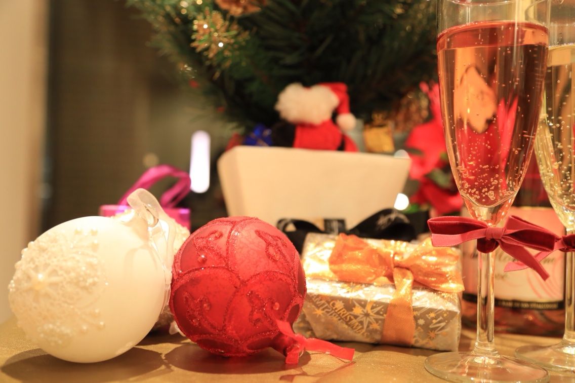 クリスマスパーティーのプレゼント交換はお題を決めて 交換までの時間はディスプレイに ホームパーティーの楽しみ方 クリスマスパーティーのプレゼント交換はお題を決めて 交換までの時間はディスプレイに ホームパーティーの楽しみ方