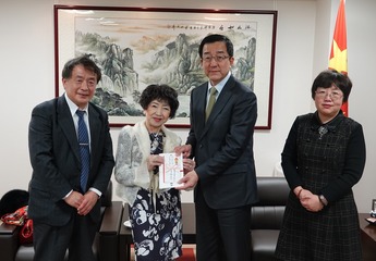 新潟支援金手渡す